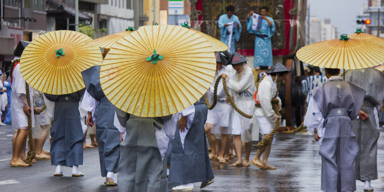 在祗园街道上的盂兰盆节