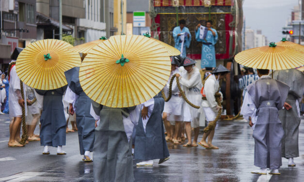 在祗園街道上的盂蘭盆節